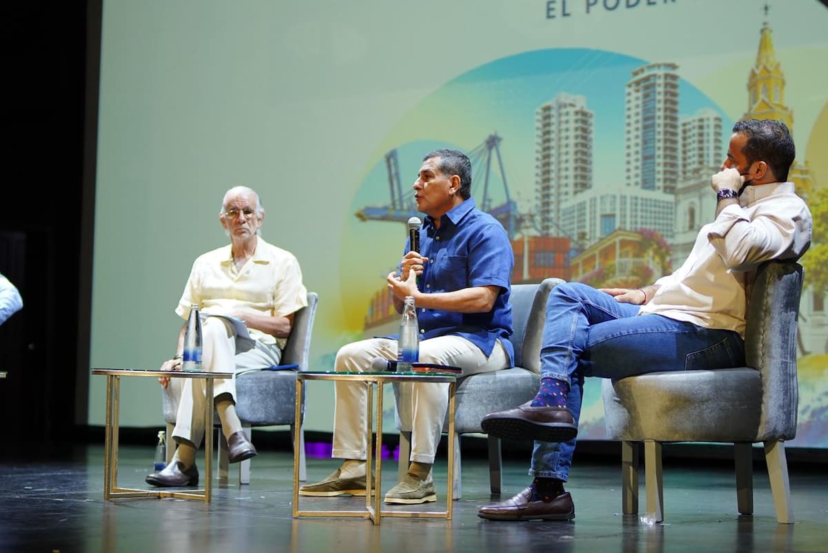 El gobernador del Atlántico, Eduardo Verano; el alcalde de Cartagena, Dumek Turbay Paz; y el gobernador de Córdoba, Erasmo Zuleta; participaron en el foro “Una Nueva Era para el Caribe Colombiano” en el Palacio de Bellas Artes de la Universidad del Atlántico en Barranquilla. // Foto: Cortesía - Alcaldía de Cartagena.