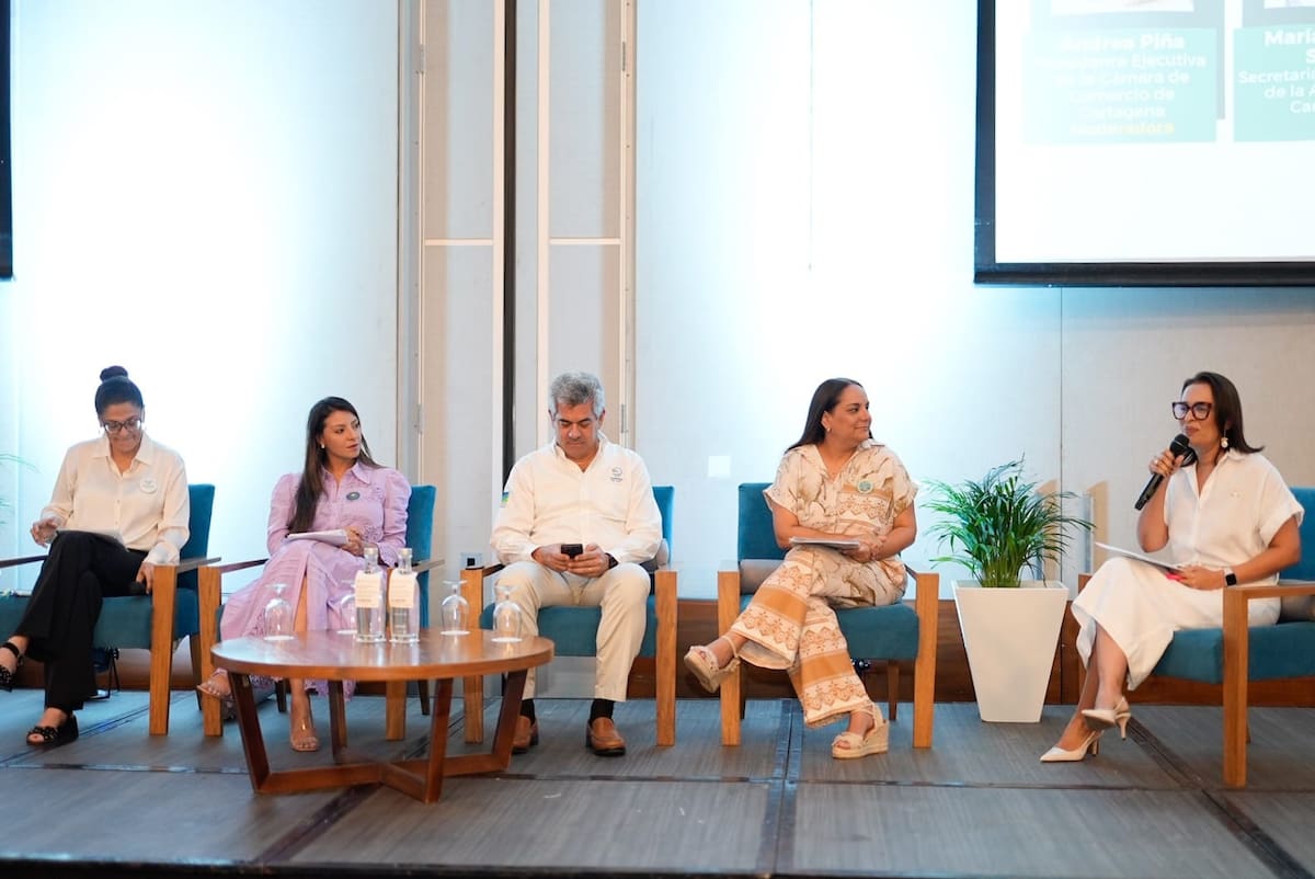 Participantes en el panel 'Desafíos de la economía de Cartagena y Bolívar': Mónica Fadul (Fenalco), Diana Carolina Ariza (Cotelco), Rafael Simón del Castillo (Camacol), Maria Camila Salas (Sec. de Hacienda) y Andrea Piña (CCC), moderadora. // Cortesía