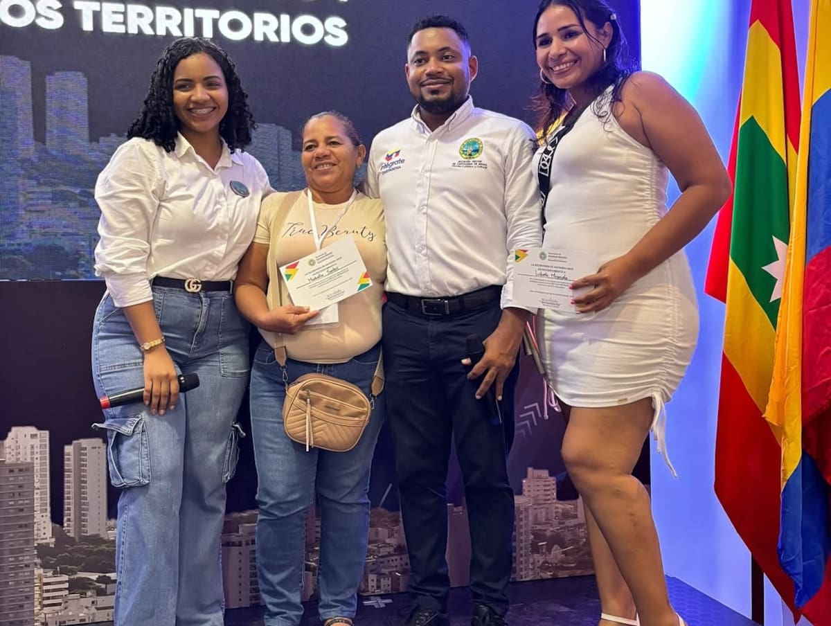 La entrega de certificaciones se realizó durante el Foro de Transformación Productiva de los Sectores Secundarios y Terciarios.