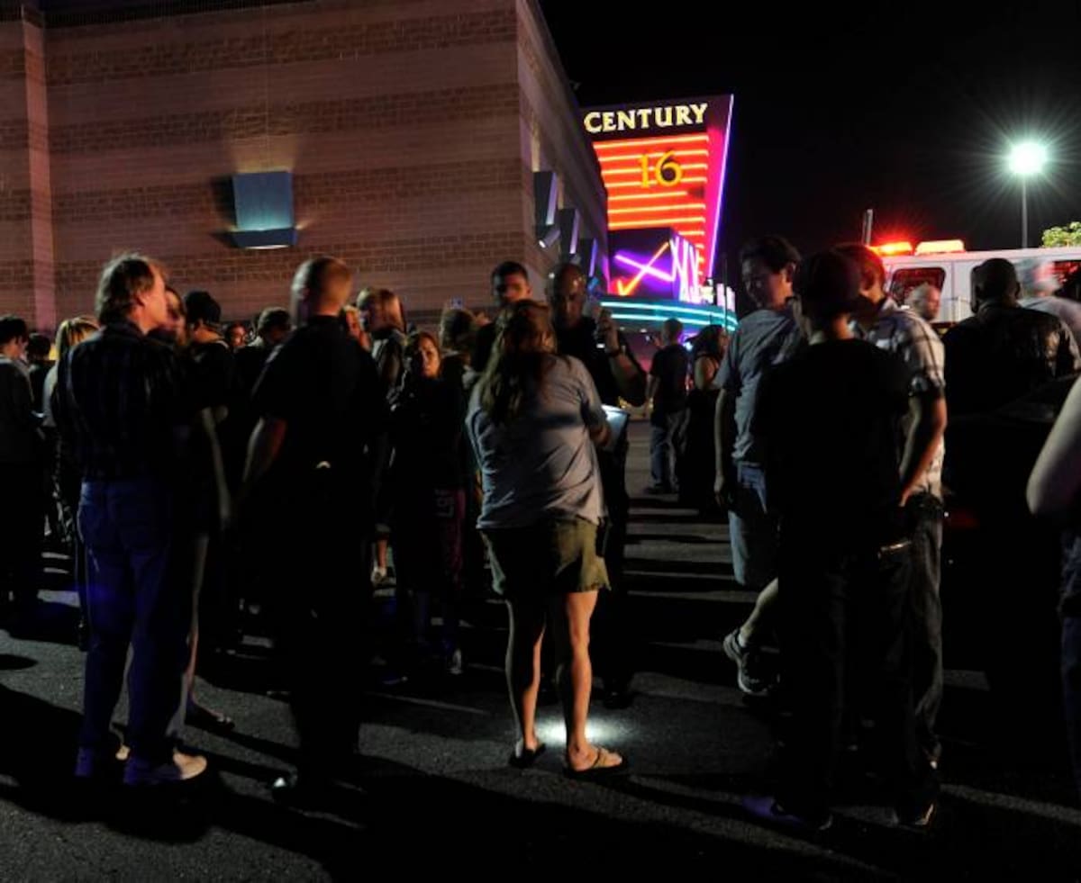 Un hombre abrió fuego el viernes en una sala de cine cerca de Denver, matando a 14 personas e hiriendo al menos a 50. AP Karl Gehring