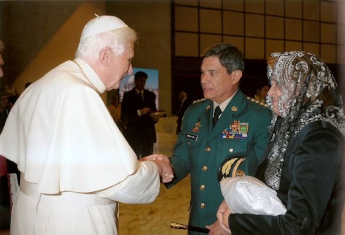 El comandante de las Fuerzas Militares, Freddy Padilla de León con el Papa Benedicto XVI en la ciudad del Vaticano.