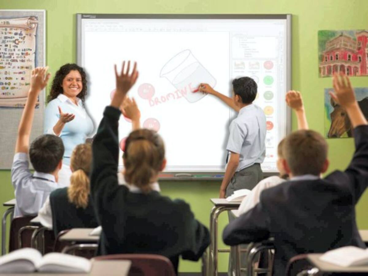 A Colombia llegó el primer tablero táctil interactivo que permite la interrelación entre tres usuarios simultáneamente. ya está siendo usado en algunas aulas del país con el fin de estimular el aprendizaje de los estudiantes y adentrarlos al mundo de la tecnología.