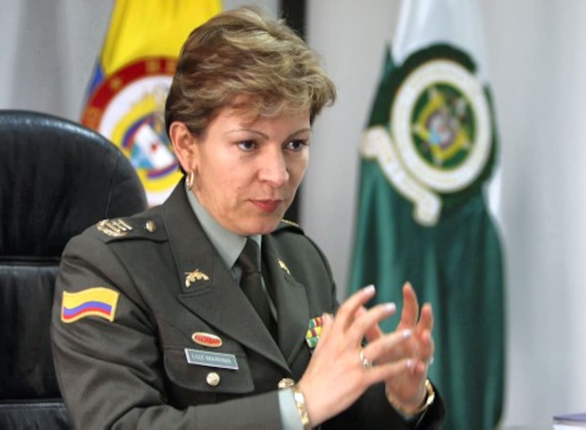 Luz Marina Bustos se convierte hoy, a sus 48 años, en la primera mujer en ascender al grado de Generala de Policía en Colombia. Luz Marina Bustos se convierte hoy, a sus 48 años, en la primera mujer en ascender al grado de Generala de Policía en Colombia.