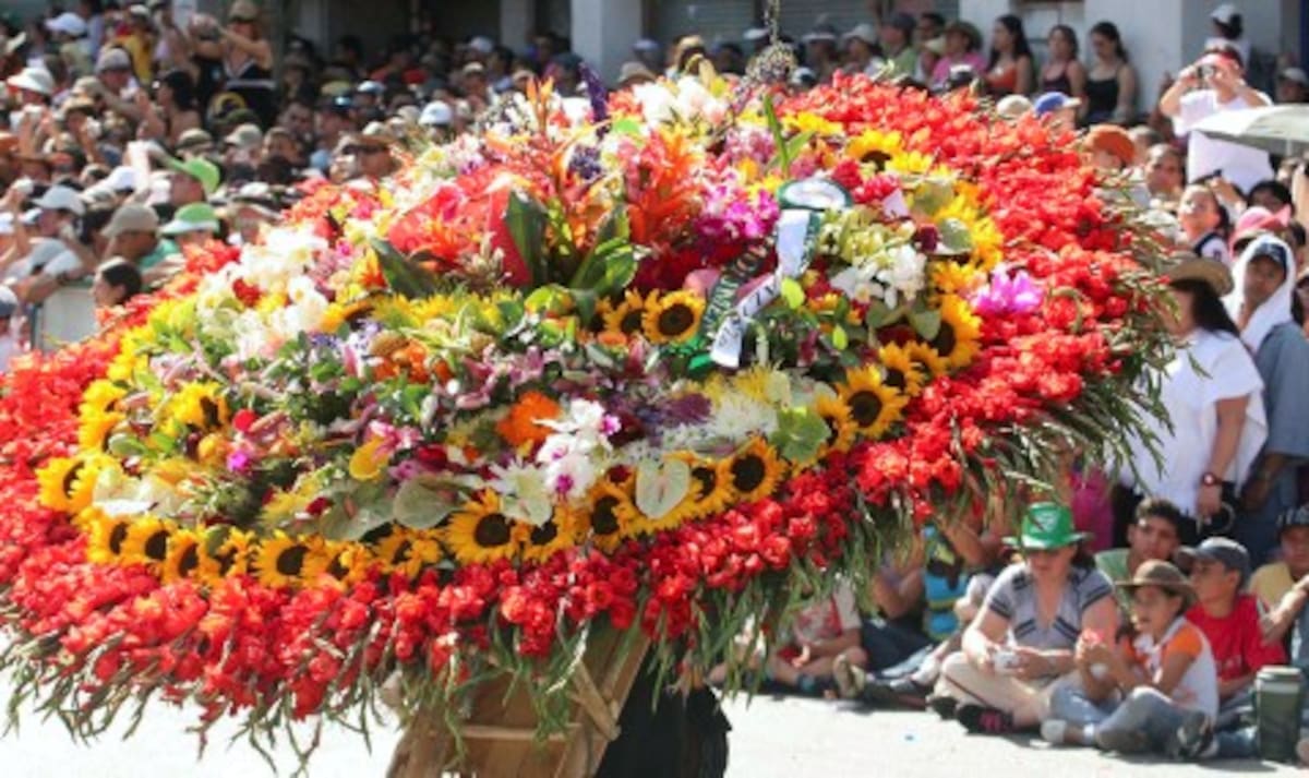 El desfile de silleteros es un homenaje anual que los antioqueños brindan a los campesinos de Santa Elena que viven de estas hermosas, coloridas y variadas flores.