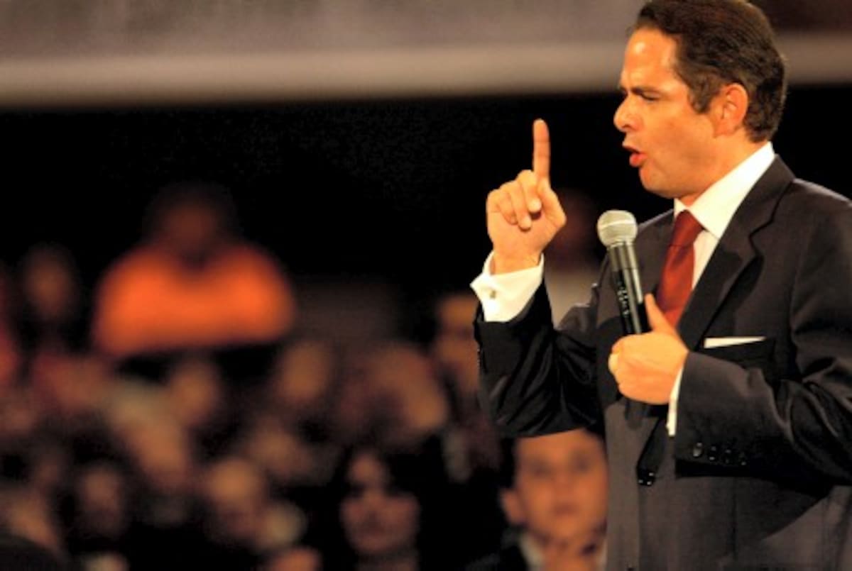 FOTO # 62 (HORIZONTAL) FO4062
Bogotá (Cundinamarca), 25-Jun-2009 (Colprensa-Andrés Torres).- Germán Vargas Lleras afirmó en el lanzamiento de su campaña presidencial, este jueves en la noche, que continuará con la herencia de la seguridad democrática y felicitó a el Presidente de la República Álvaro Uribe Vélez por sus ocho años de gobierno.