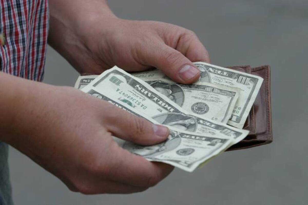 Dólar abrió jornada a la baja, a expectativa del discurso del presidente de la FED