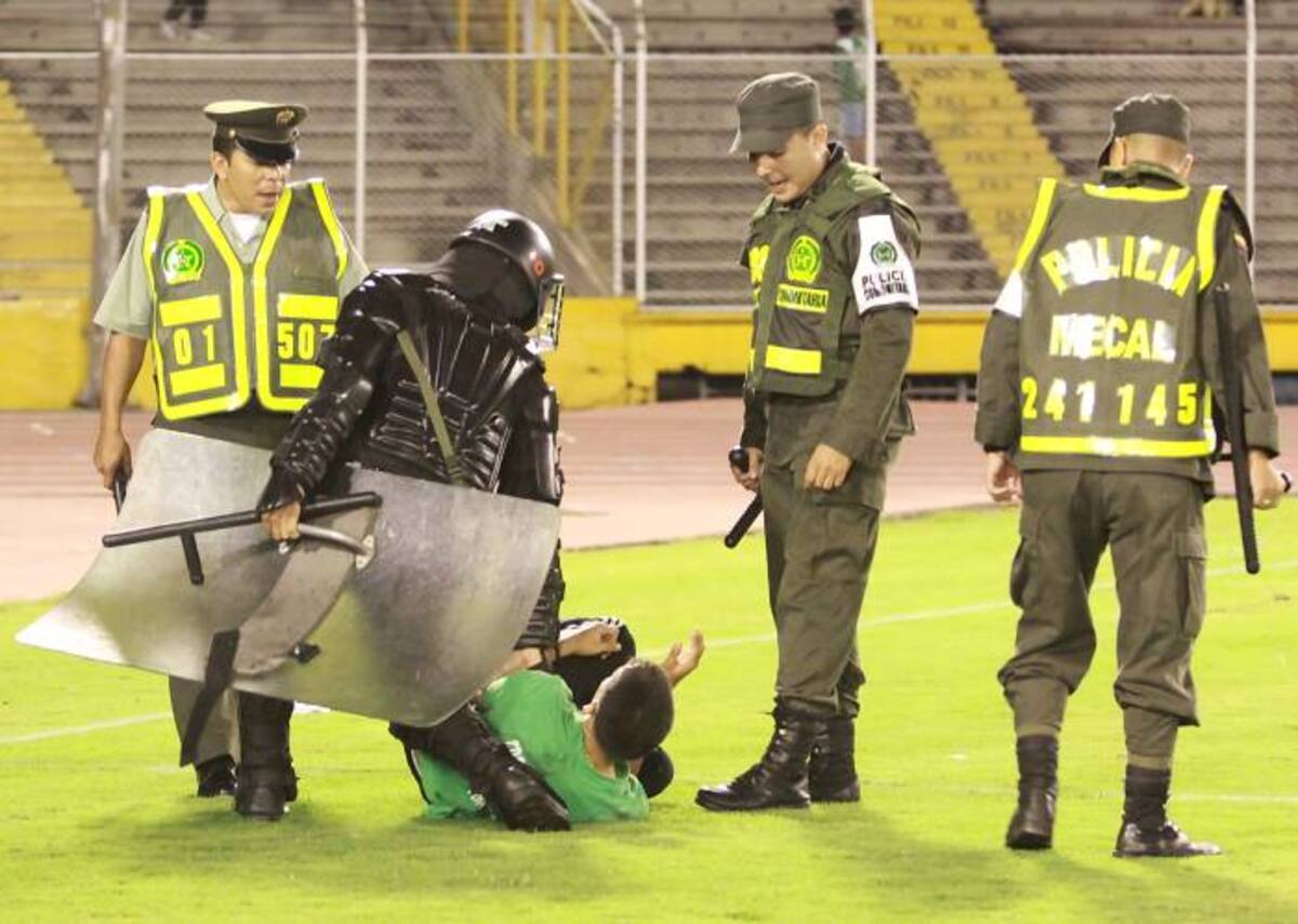 Policía toma medidas para frenar accionar de las barras bravas. Archivo