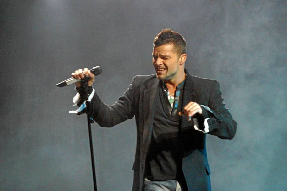 Ricky Martin fue evacuado en pleno show tras percance con gas lacrimógeno
