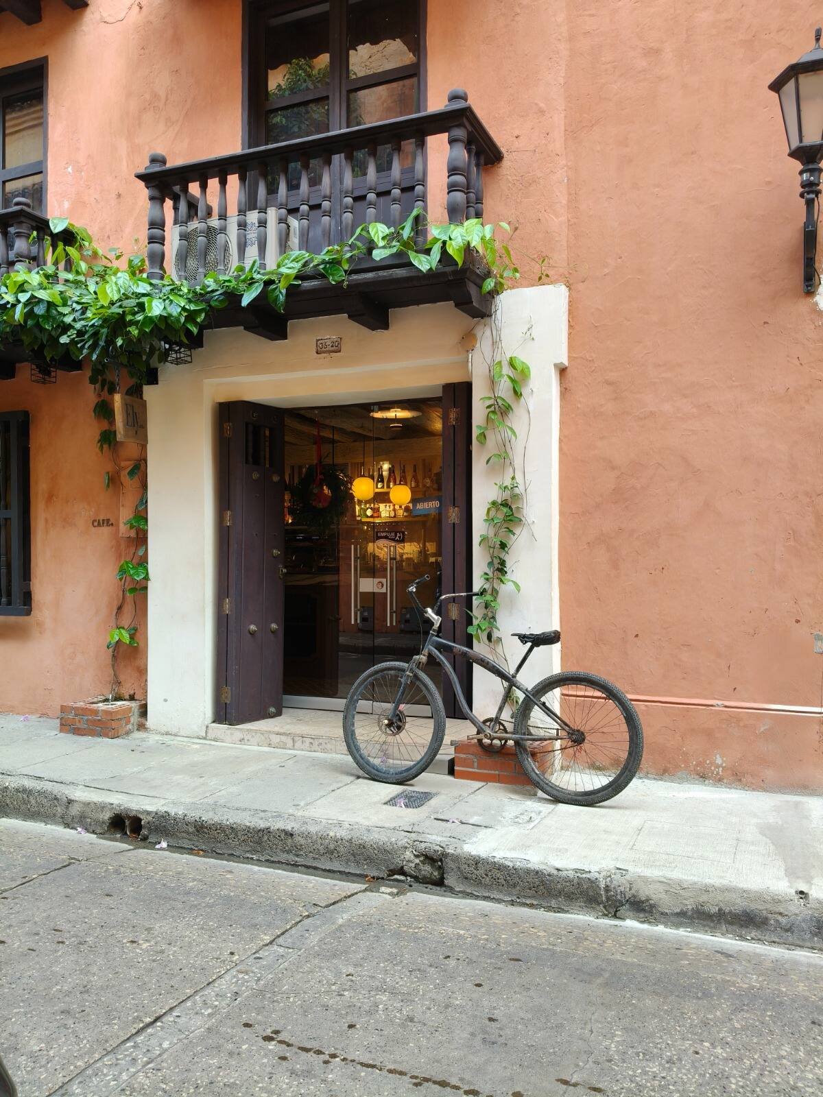 Borrar objetos y personas con la IA no va a darnos mucha lidia con el Reno 14, la foto original tiene el bolso de repartidor al lado de la bicicleta. // Foto: Manuel Salinas