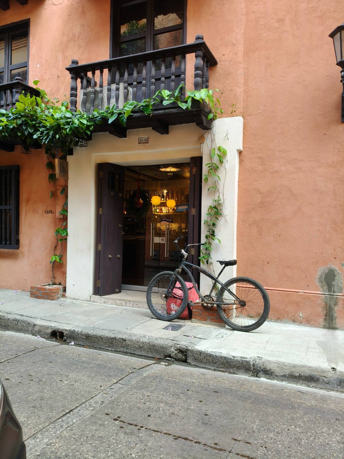 Borrar objetos y personas con la IA no va a darnos mucha lidia con el Reno 14, la foto original tiene el bolso de repartidor al lado de la bicicleta. // Foto: Manuel Salinas