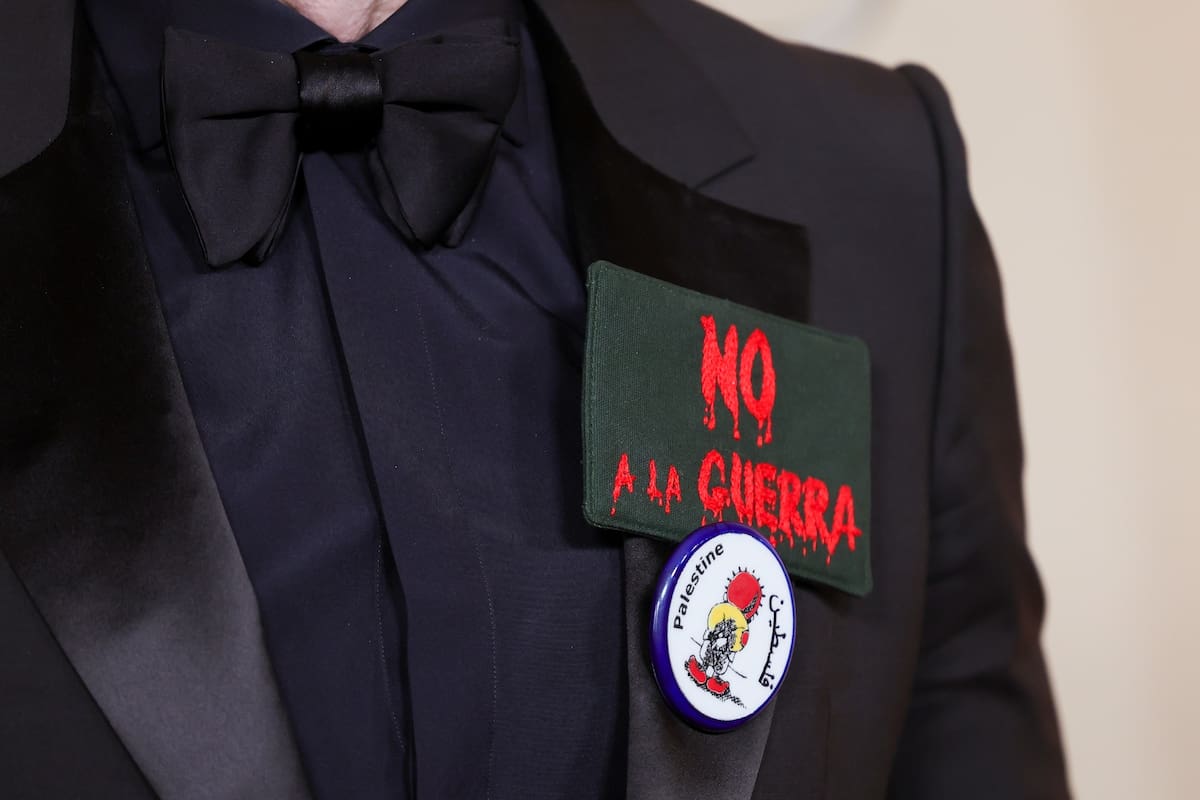 El actor español Javier Bardem se presentó ante los más de 3.000 invitados a la gala de los Premios Oscar con el discurso más crítico, con una pegatina de “No a la guerra”. // Foto: EFE