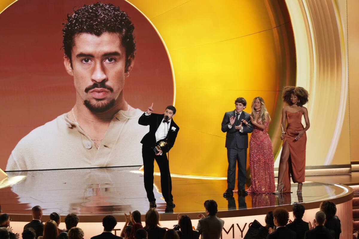 El rapero puertorriqueño Bad Bunny recibe el premio al Álbum del Año. // Foto: Chris Torres - EFE