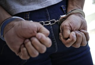 Extranjero fue captado presuntamente abusando a menor en un balcón: lo capturaron