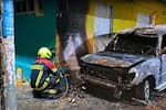 ¿Por extorsión? Queman 2 carros estacionados frente a las casas de sus dueños