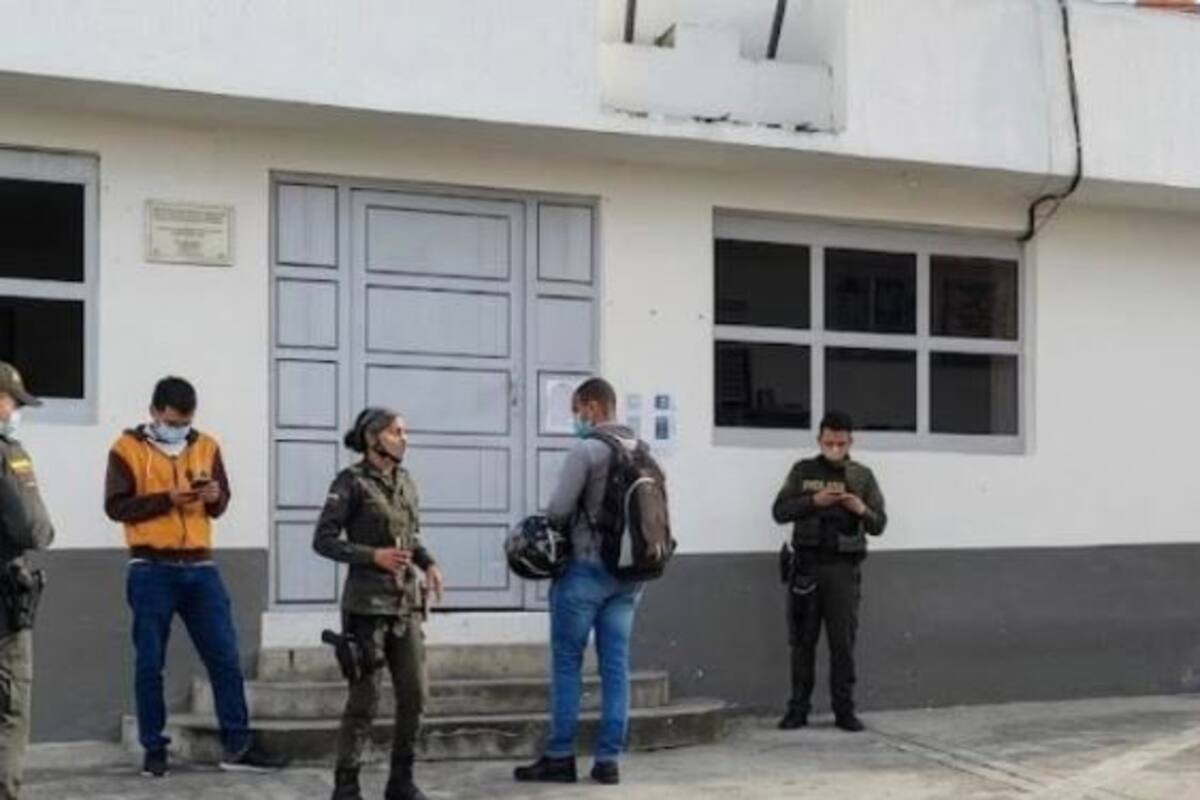 Judicializan a policía por abandonar su puesto para estar a solas con una detenida