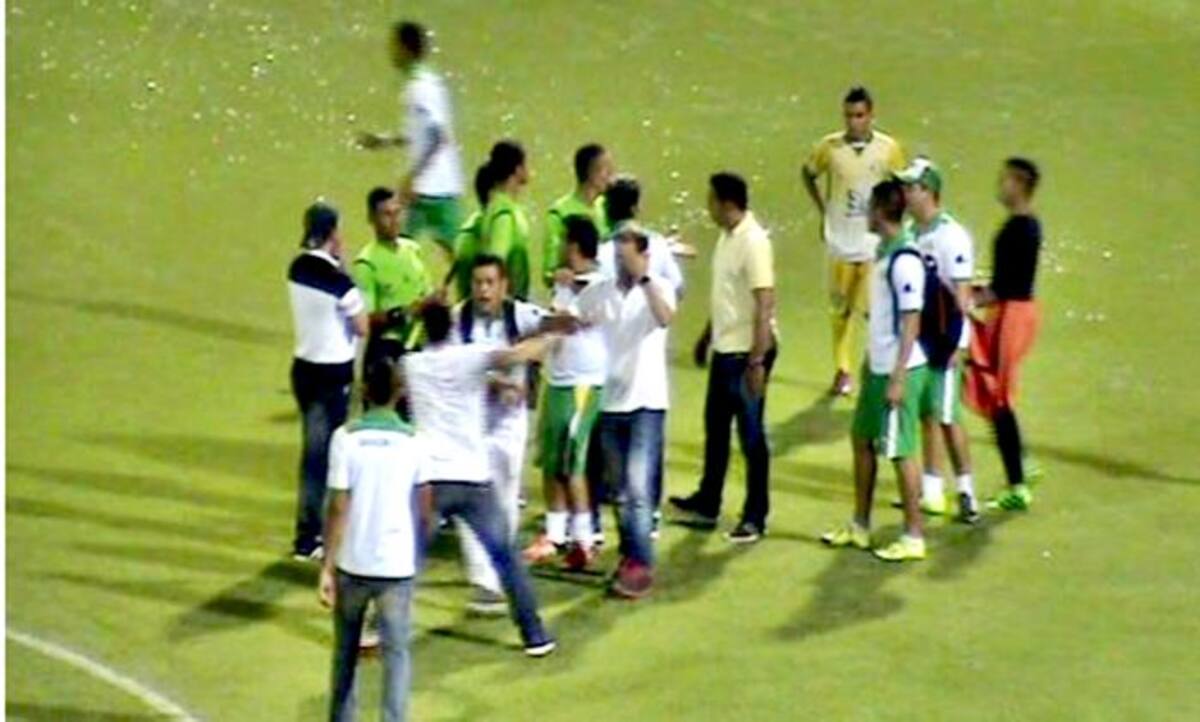 En esta foto de un aficionado se captó la batalla campal que se generó luego del encuentro deportivo.