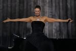 Video: Céline Dion sufrió una caída durante su concierto en París y sorprendió con su reacción