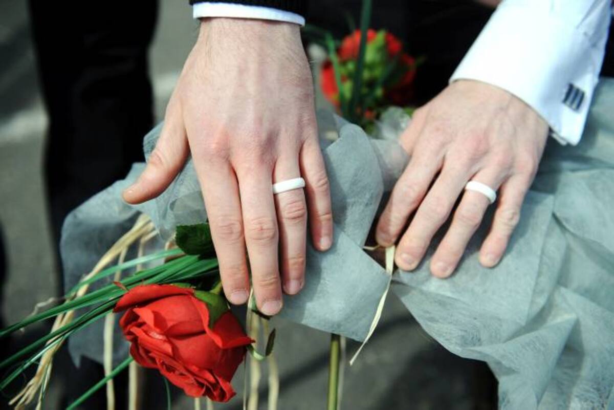 parejas del mismo sexo constituyen familia, dijo la Corte Constitucional. Sin embargo, siguen críticas por tal decisión. AFP