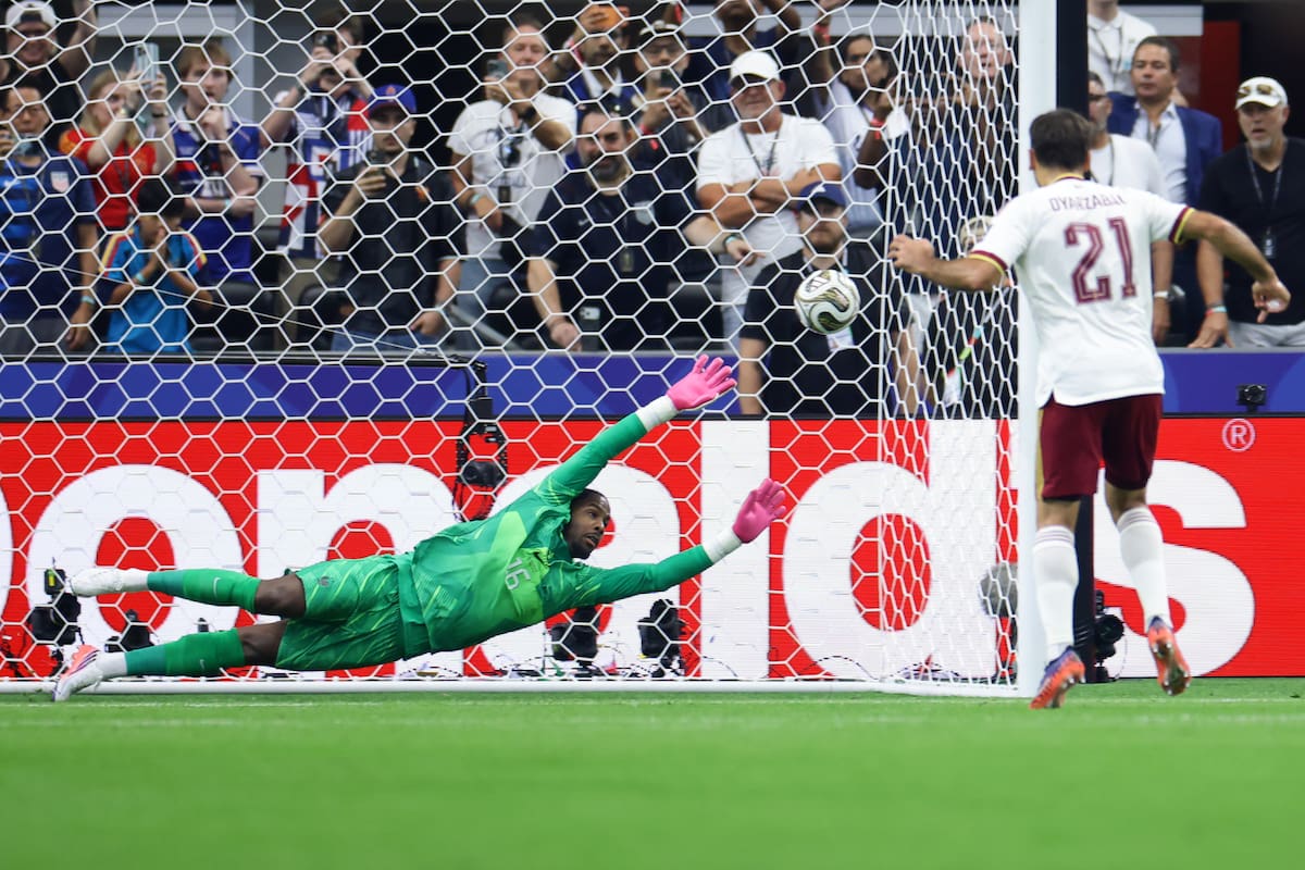 El delantero Mikel Oyarzabal (d) marcó el primer gol de España en el duelo contra Francia. //Foto, EFE: Carlos Ramírez