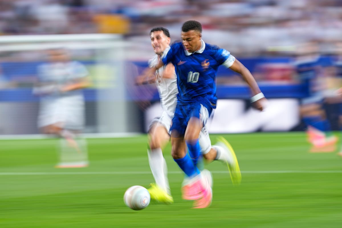 El francés Kylian Mbappé (10) fue la gran figura en la victoria de Francia sobre Irak en el Mundial. //Foto, AP: Petr David Josek