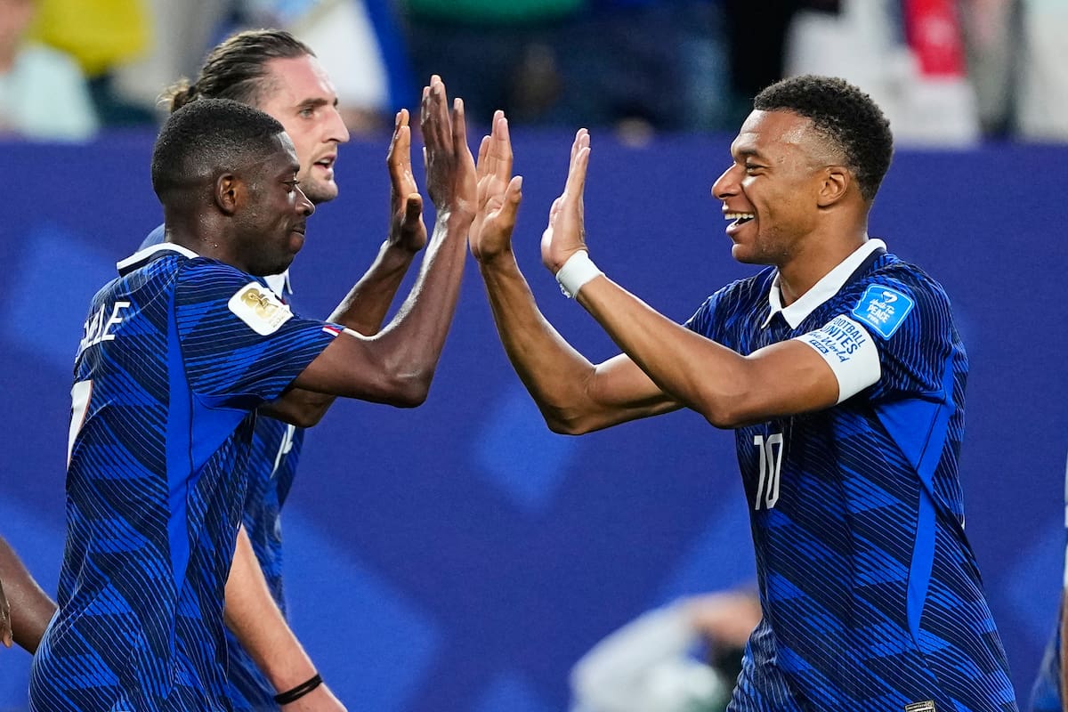 El francés Kylian Mbappé (10) estuvo presente en los tres goles de su selección contra Irak en el Mundial. //Foto, AP: Petr David Josek