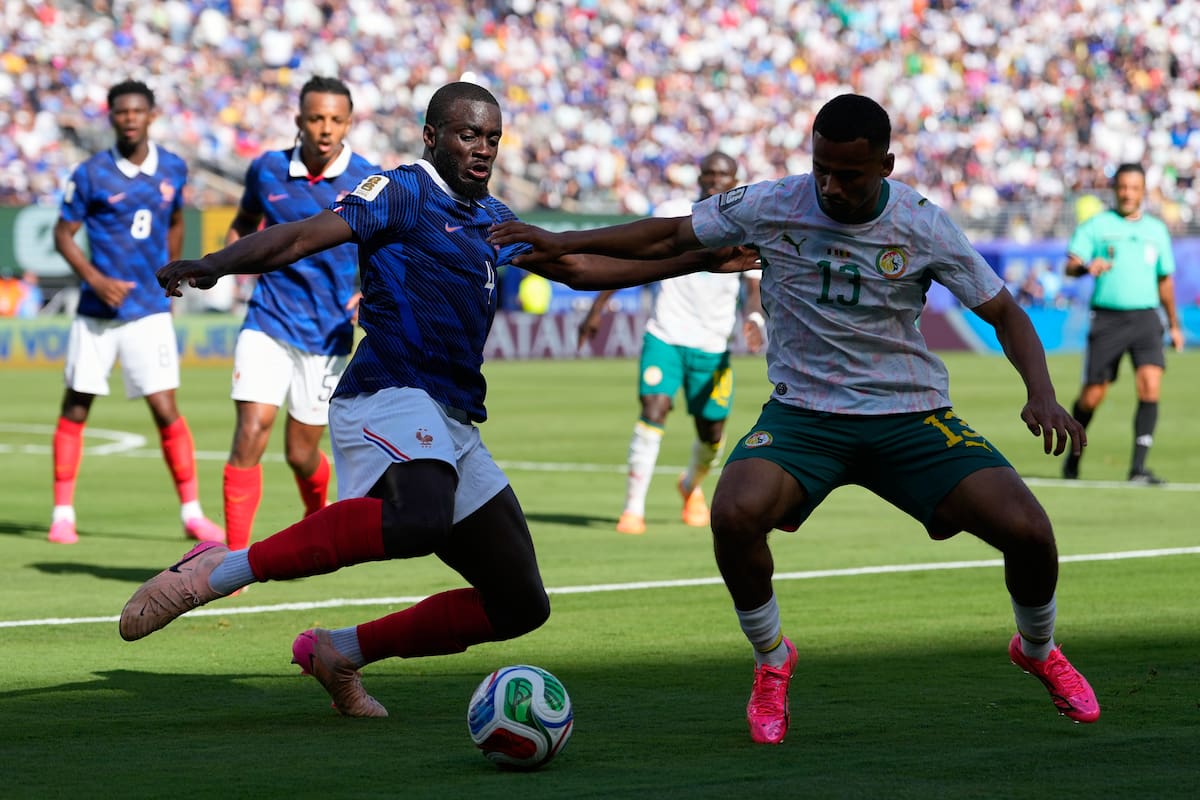 Senegal le dio pelea a Francia durante el primer tiempo del partido por el Grupo I en el Mundial. //Foto, AP: Yuki Iwamura