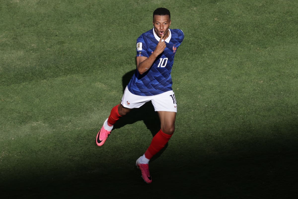 Kylian Mbappé fue la gran figura del partido con dos golazos contra Senegal en el Mundial. //Foto, AP: Adam Hunger