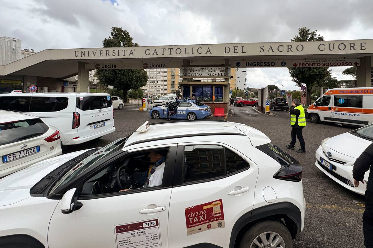 Una vista general del hospital Agostino Gemelli de Roma, donde el Papa Francisco, ingresó en la mañana del viernes para realizar algunos exámenes diagnósticos necesarios y continuar el tratamiento de la bronquitis, informó el Vaticano. //EFE