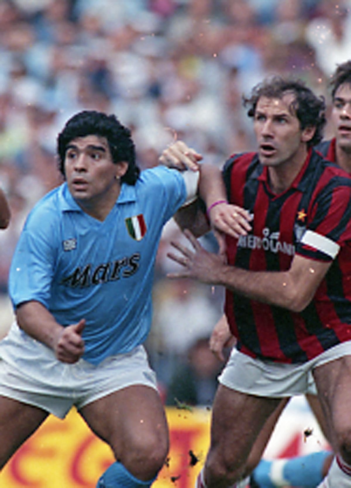 Diego Maradona (izq.), del Nápoles, en acción frente a Franco Baresi, del AC Milan, durante el partido de la Serie A italiana entre el Nápoles y el AC Milan en Nápoles (Italia) el 21 de octubre de 1990. //Foto, EFE: ANSA