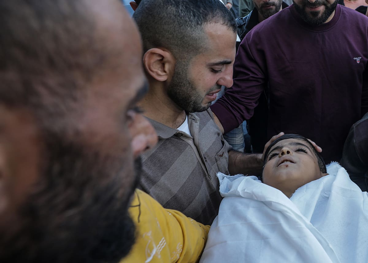 Un padre palestino llora junto al cuerpo de su hijo fallecido durante su funeral en el hospital de los Mártires de Al Aqsa. //EFE
