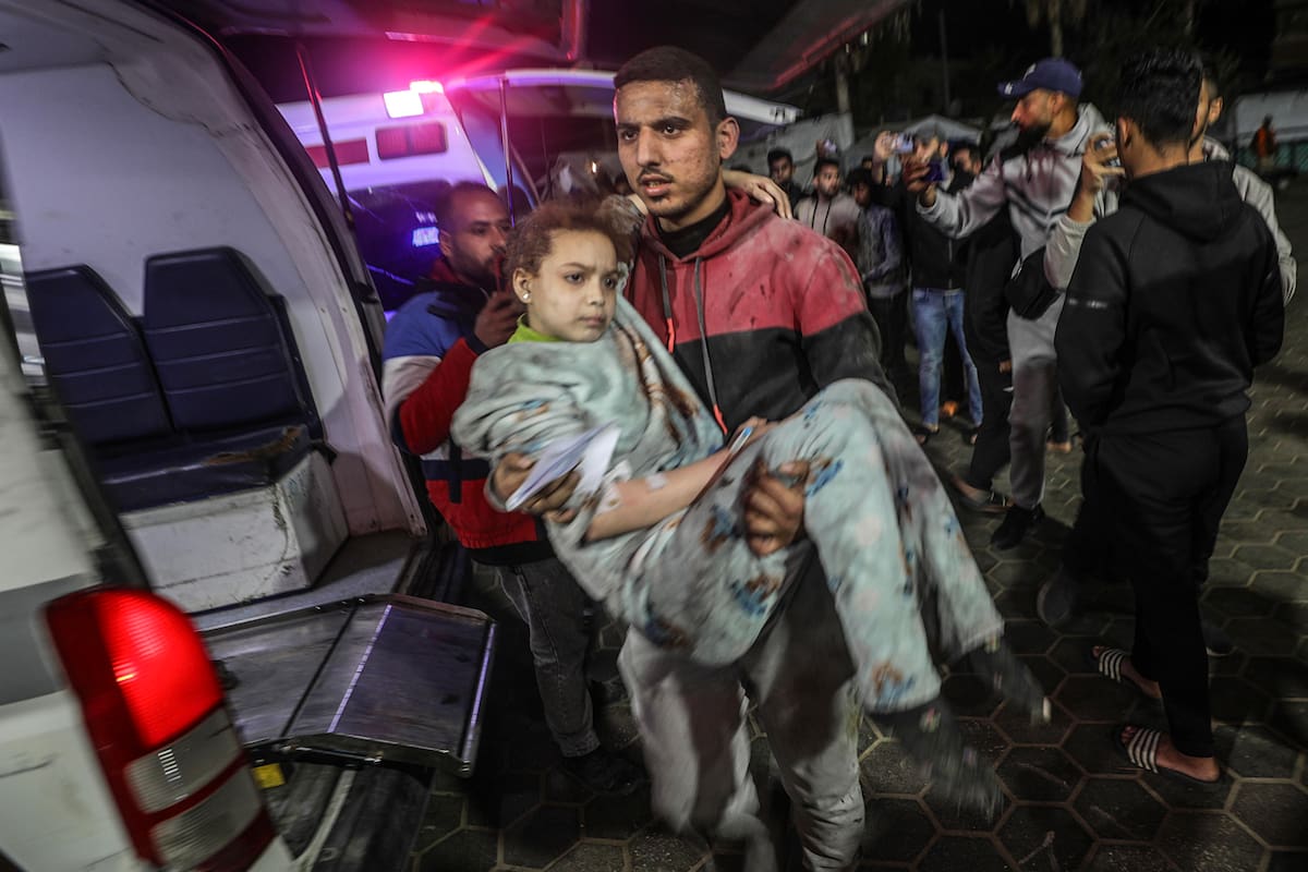 Una niña herida en el bombardeo israelí contra el campamento de refugiados de Nuseirat el 12 de diciembre de2024. // Foto: EFE