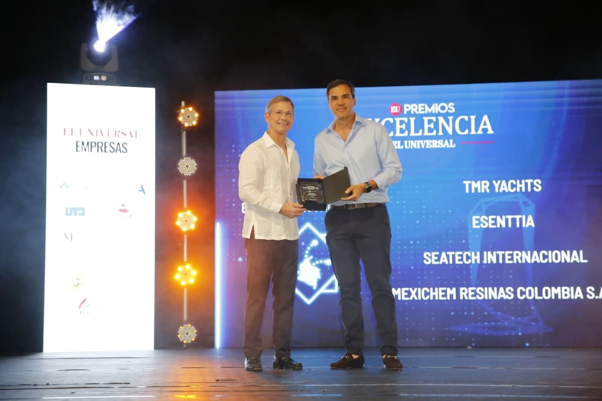 Frank Carlos Londoño de TMR Yachts, ganadores de ‘Empresa Exportadora Novedosa’. Entregó Gerardo Araújo.