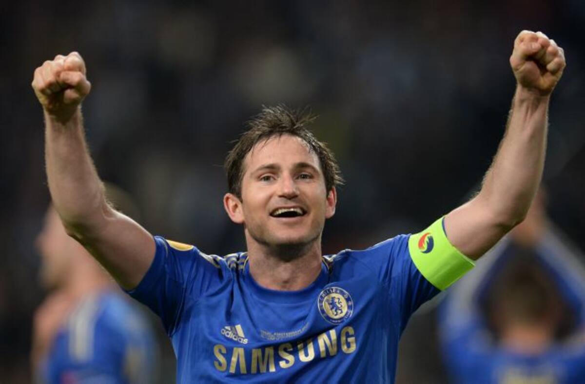 Lampard, máximo goleador en la historia del Chelsea, estará un año más en el club. AFP