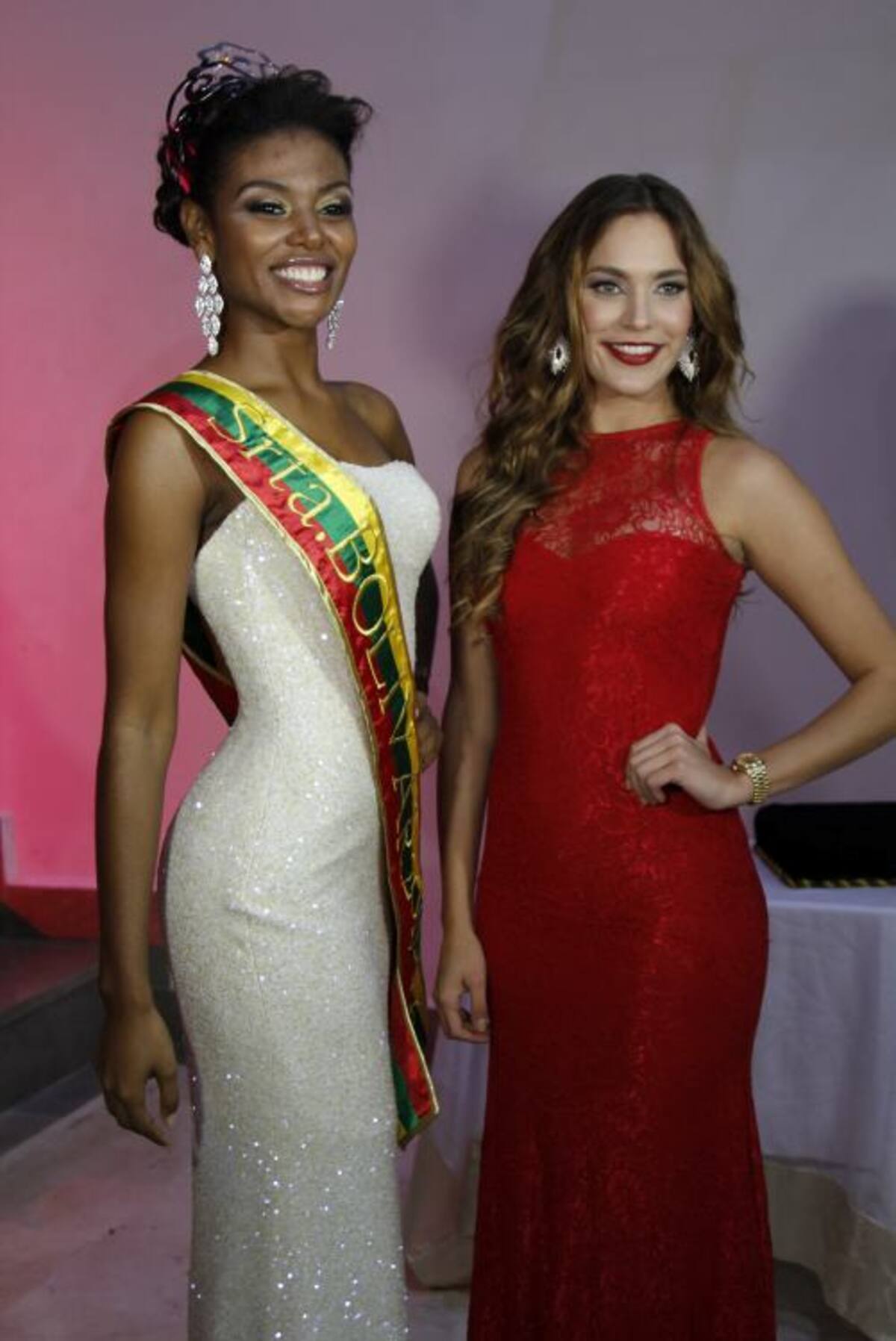 La ex Señorita Bolívar, Alejandra Camacho, le entregó sonriente la banda y luego la corona a Franselys Santoya. KAILLINE GIRALDO