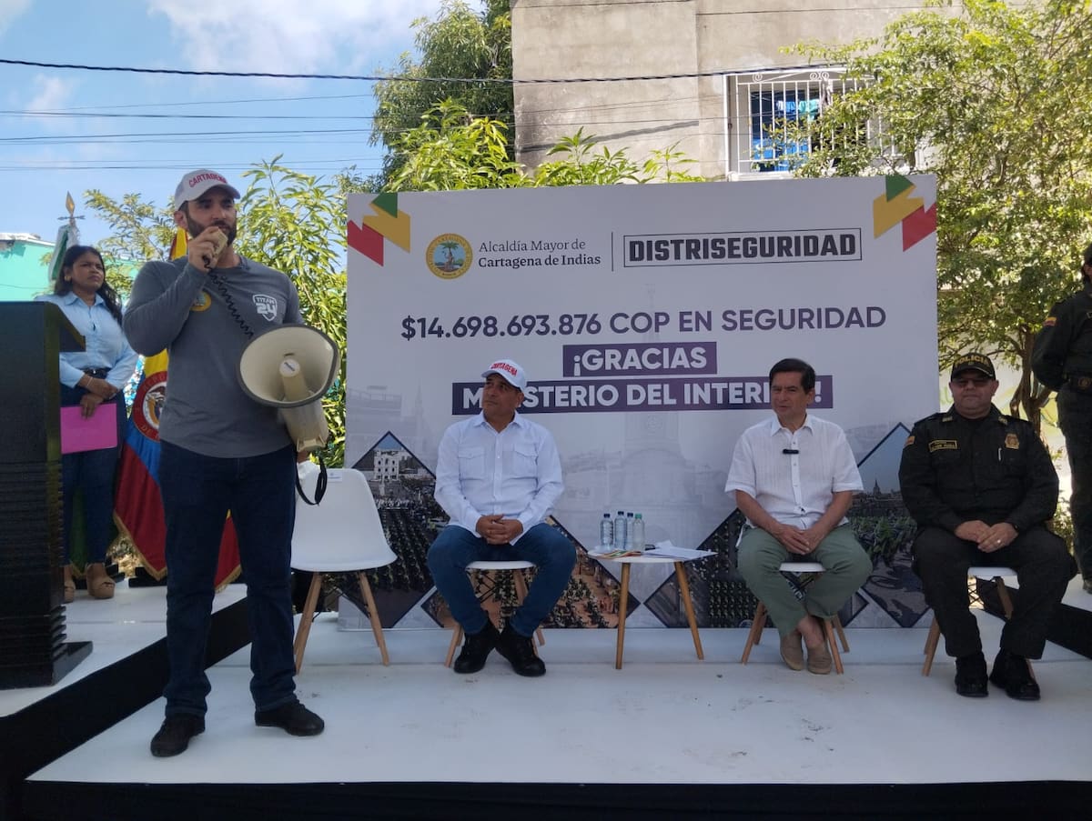 Convenio entre el Ministerio del Interior y Distriseguridad en el barrio Fredonia. // Foto Oscar Diaz.
