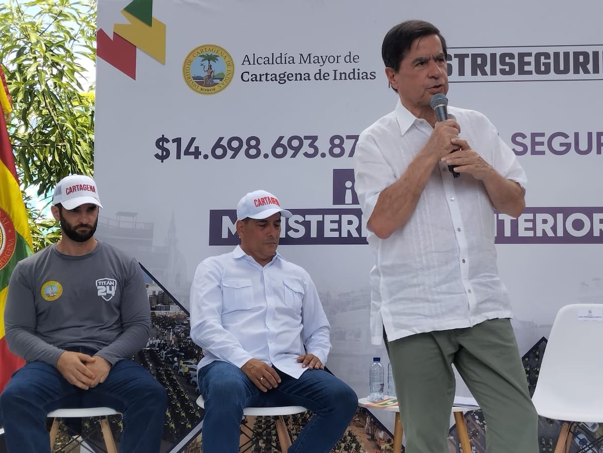 Convenio entre el Ministerio del Interior y Distriseguridad en el barrio Fredonia. // Foto Oscar Diaz.