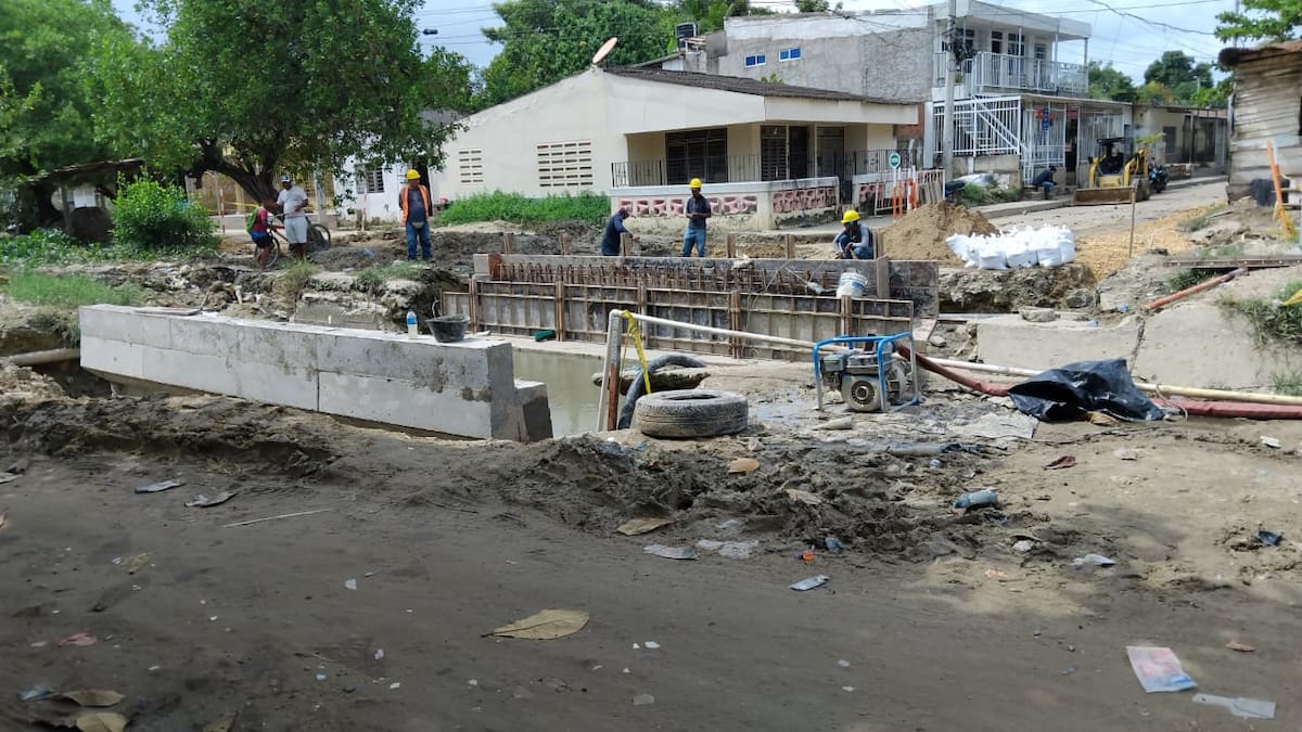 Puente que comunica a Fredonia con Nuevo Paraíso, durante la intervención. // Foto: Cortesía.