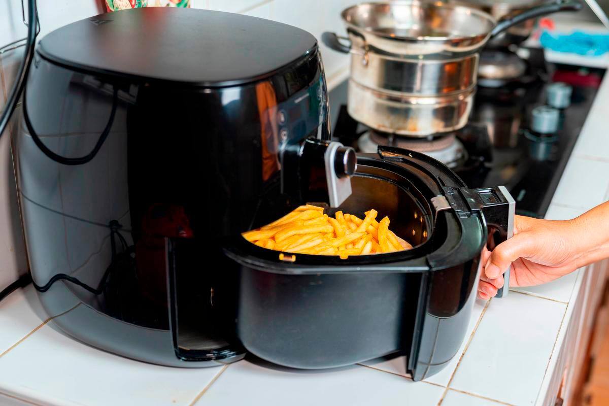 ¿Se te pegan las papas en la freidora de aire? Sigue estos trucos
