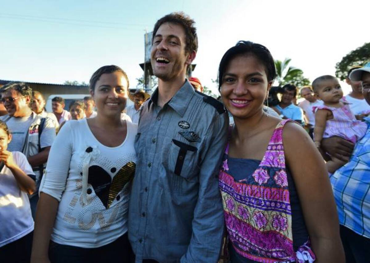 Los habitantes de San Isidro, prepararon un recibimiento especial para Roméo Langlois, tras su secuestro. AFP LUIS ACOSTA