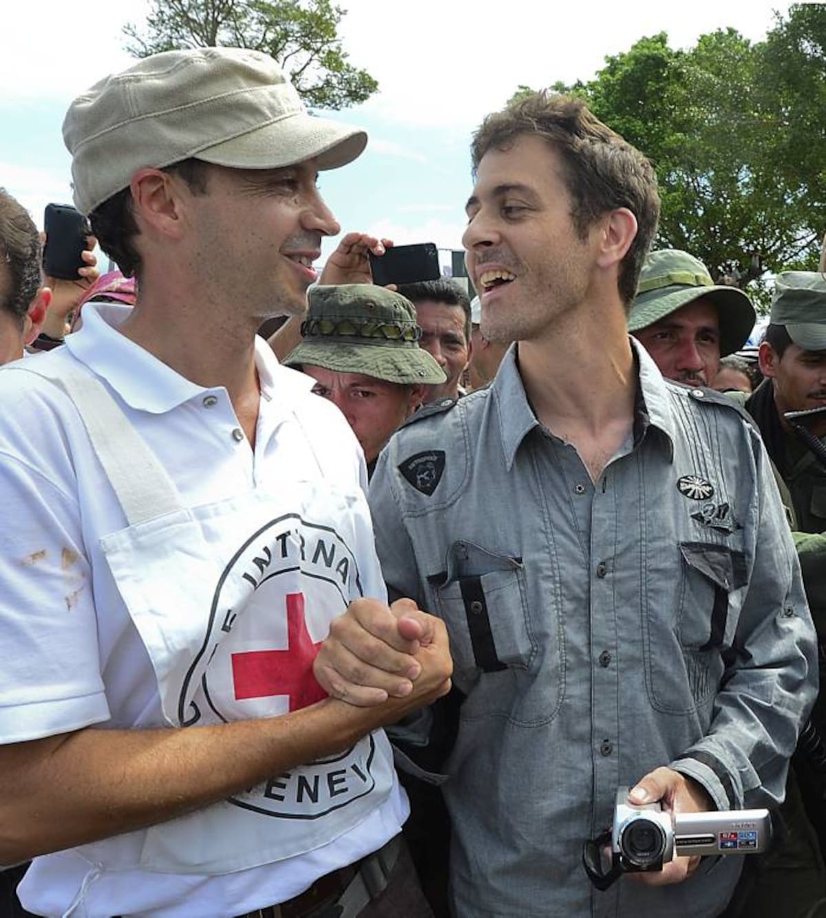 Romeo Langlois con la Misión Humanitaria AFP LUIS ACOSTA