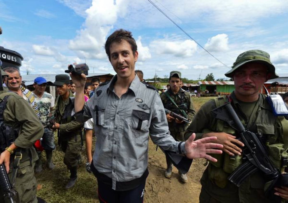 Langlois es llevado por guerrilleros para ser entregado a la Misión Humanitaria. AFP LUIS ACOSTA