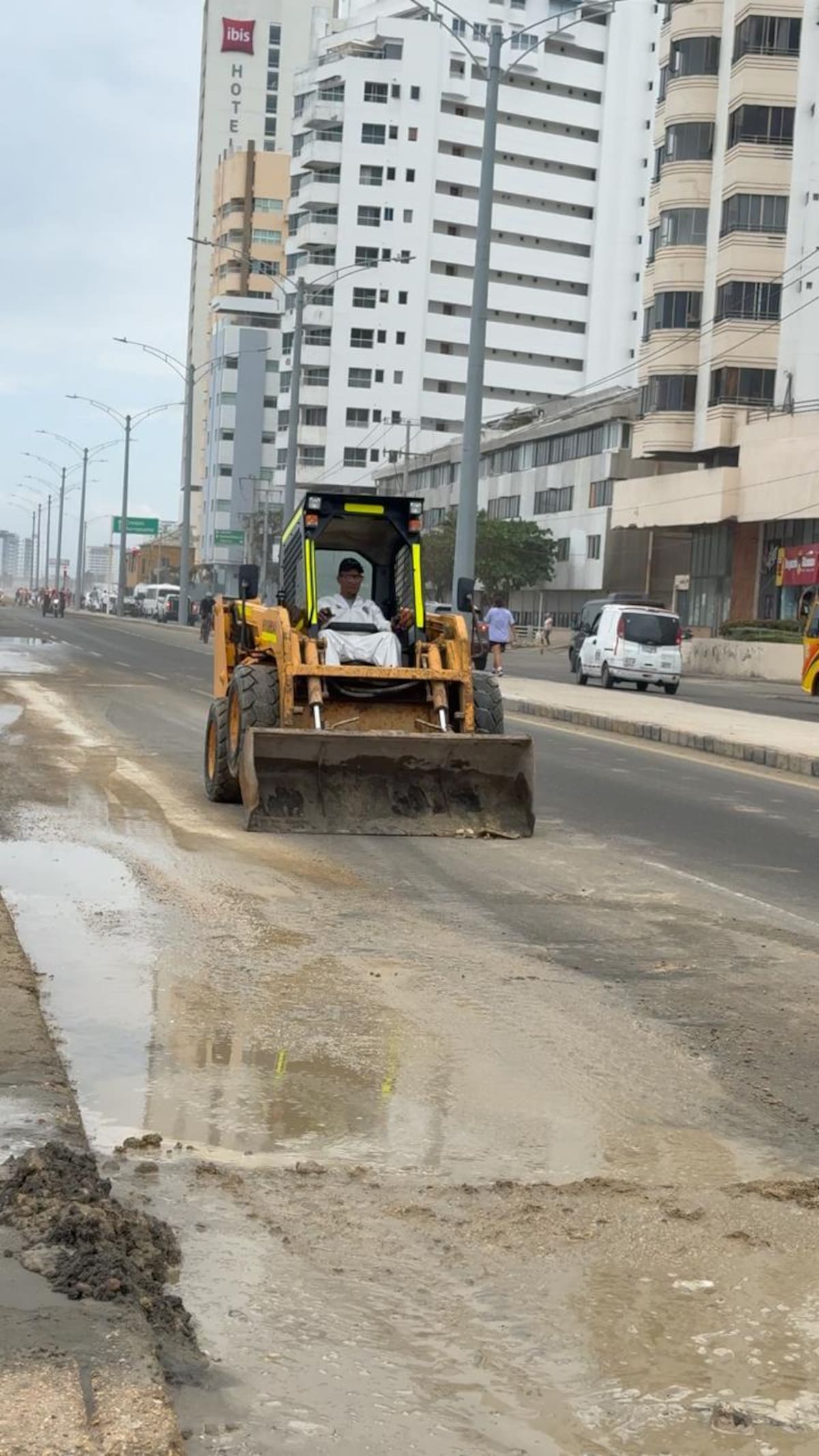 El Distrito trabaja en la remoción de arena, sedimentos y demás materiales que se fueron desplazando hacia la avenida Santander. // Foto: Cortesía - Alcaldía de Cartagena.