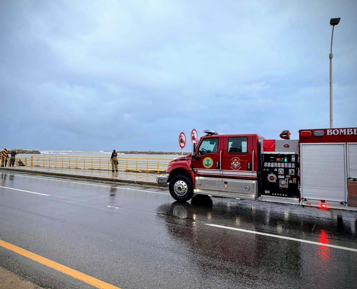 Frente frío y mar de leva generan fuertes vientos, lluvias y alto oleaje en Cartagena. Autoridades se mantienen desplegadas. // Foto: cortesía - Alcaldía