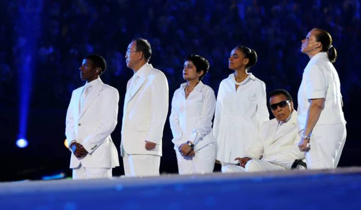 Marina Silva entre los personajes que portaron la bandera de los cinco aros. AP
