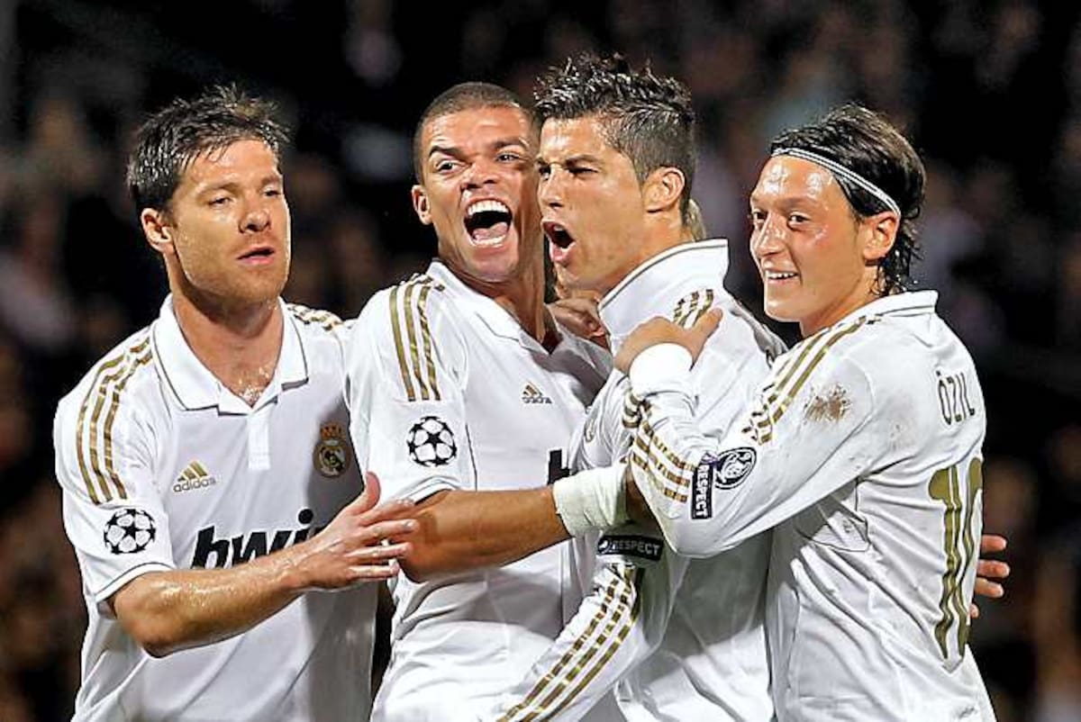 Cristiano Ronalso recibe la feluicitación de sus compañeros tras anotar el primer gol ante el Lyon. AP
