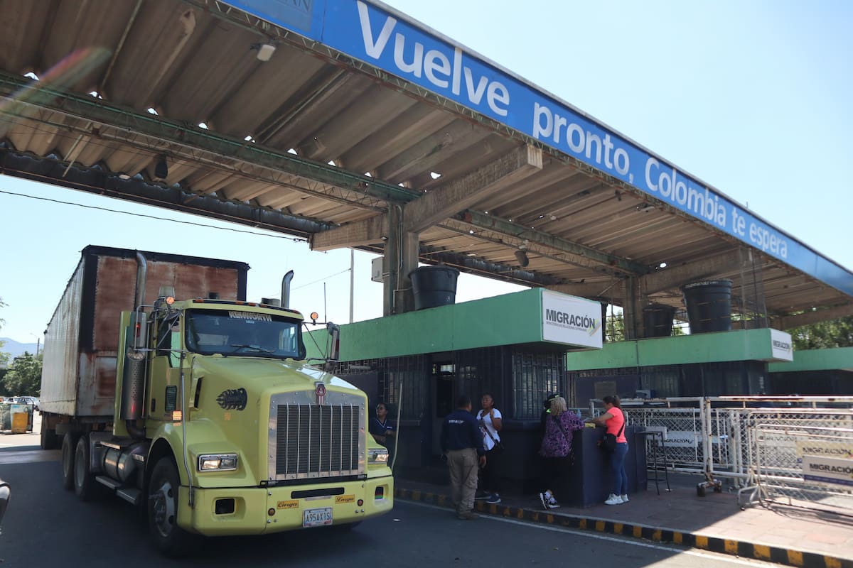 Frontera colombo-venezolana sigue abierta pese a tensiones políticas