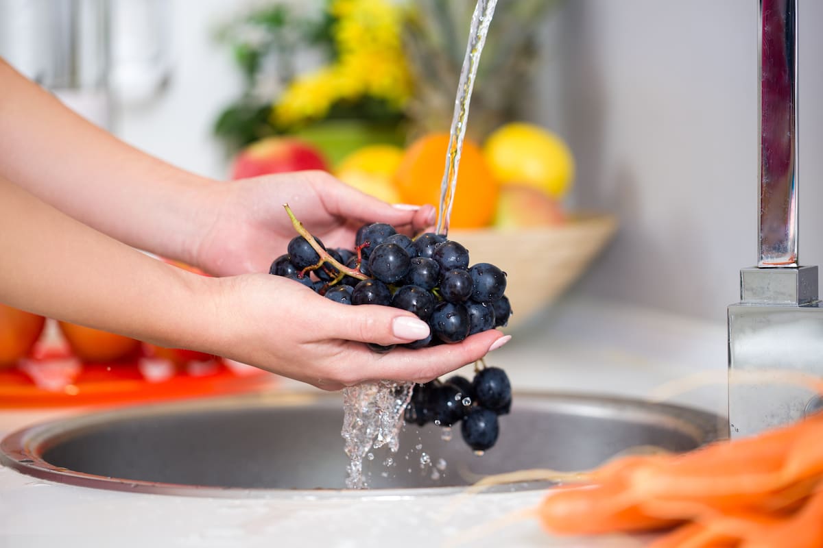 Lavar la fruta no elimina todos los pesticidas; hay otra solución