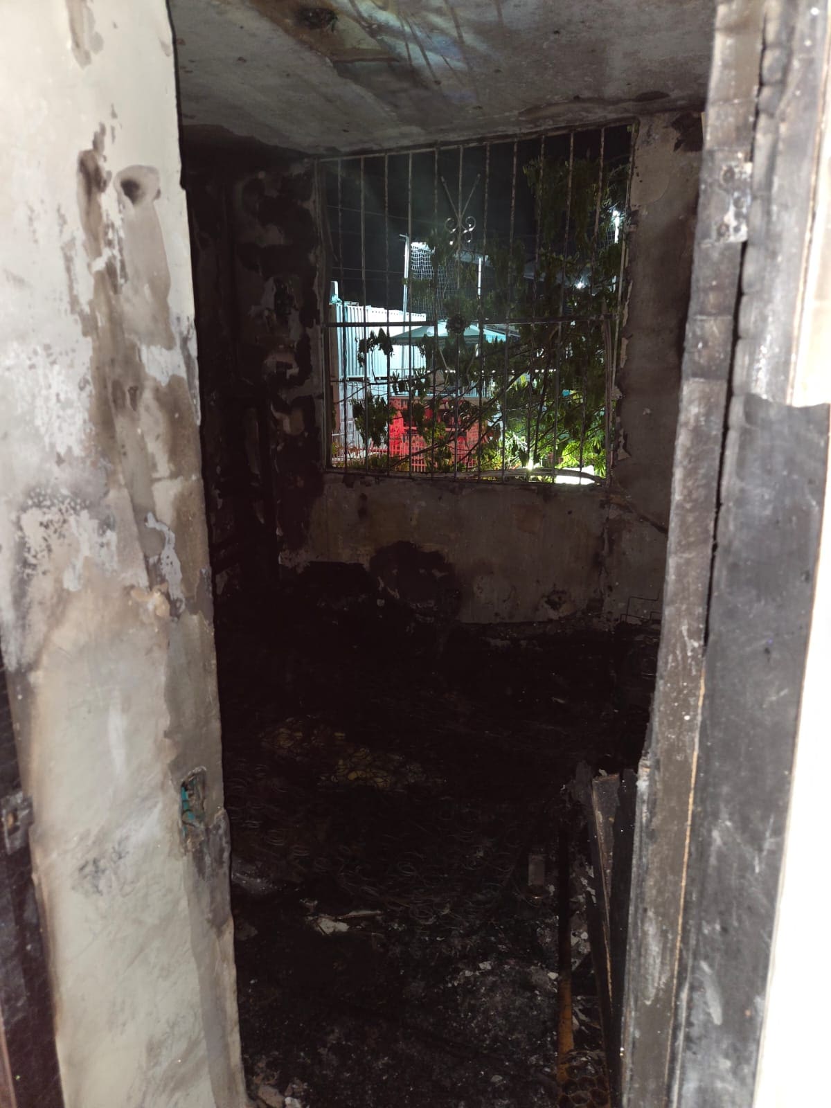 Fuego afectó tres habitaciones y otras cuatro por humo y hollín en Los Corales.