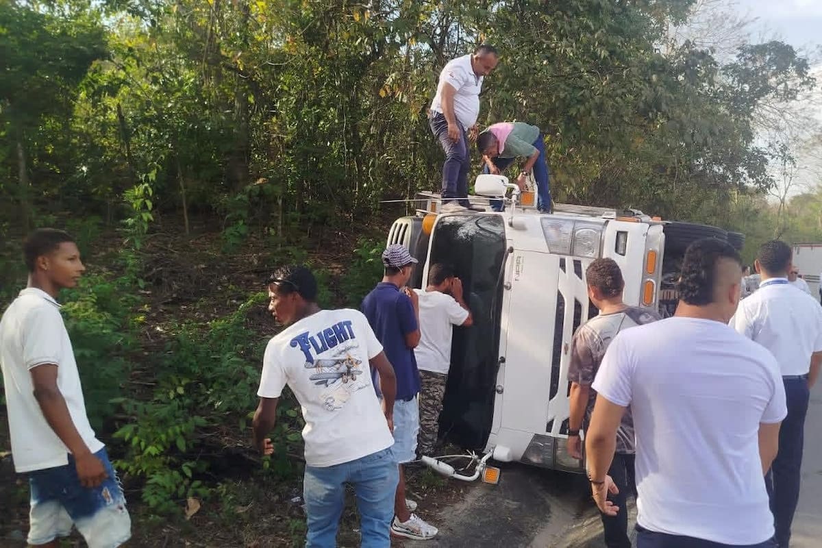 Video: fuerte accidente entre 2 camiones y un vehículo dejó heridos en Bolívar
