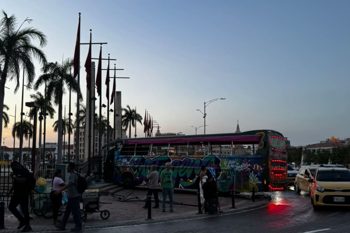 Fuerte accidente entre chiva, camioneta y un furgón causó pánico en el Centro Histórico